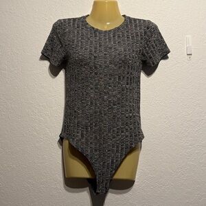 Forever 21 Gray Ribbed Short Sleeve Knit Bodysuit Size Small Snap Closure Casual